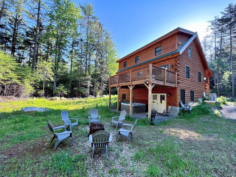 80PVR Log Home 20min to Bretton Woods AC Hot Tub wifi cable fireplace fire pit House in Whitefield