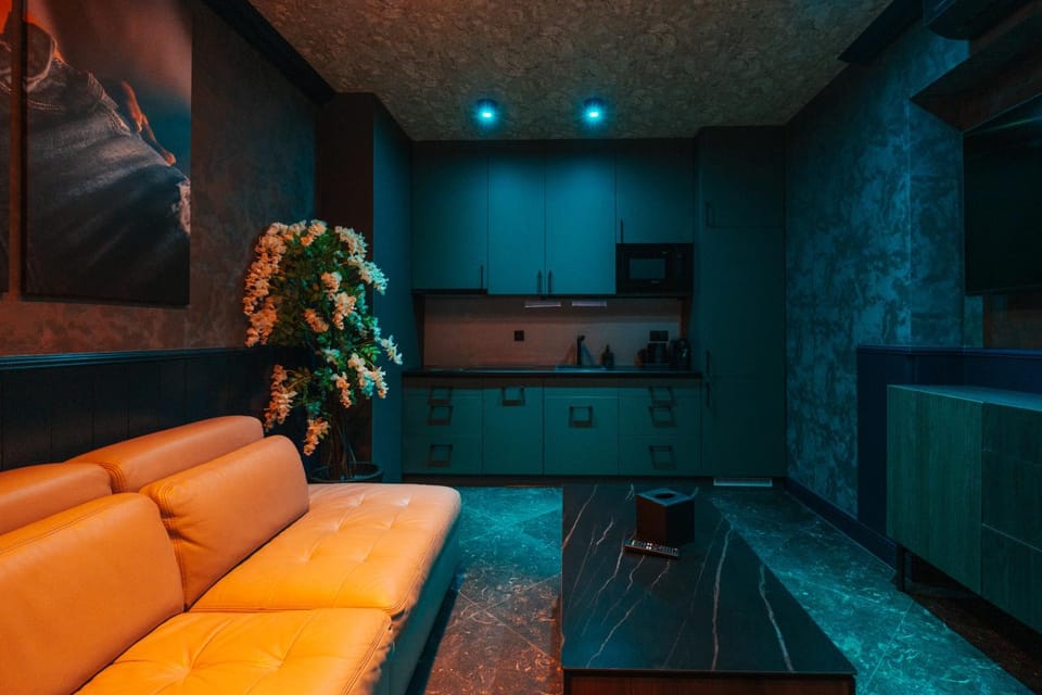 TV and multimedia, Living room, Seating area, Evening entertainment