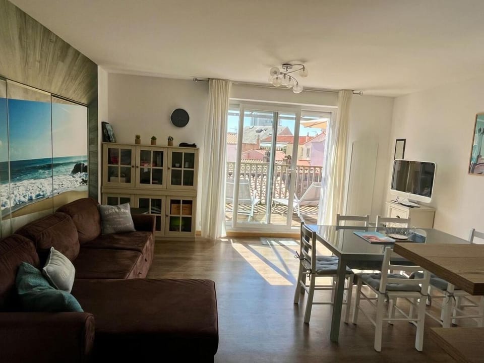 Communal lounge/ TV room, Dining area
