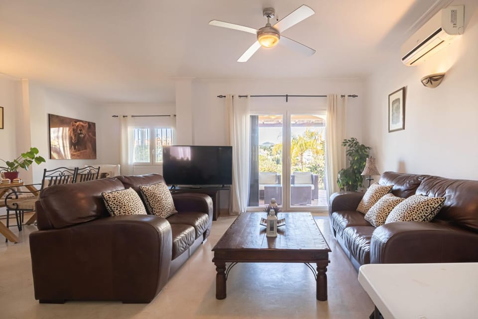 TV and multimedia, Living room, Seating area, Dining area, air conditioner