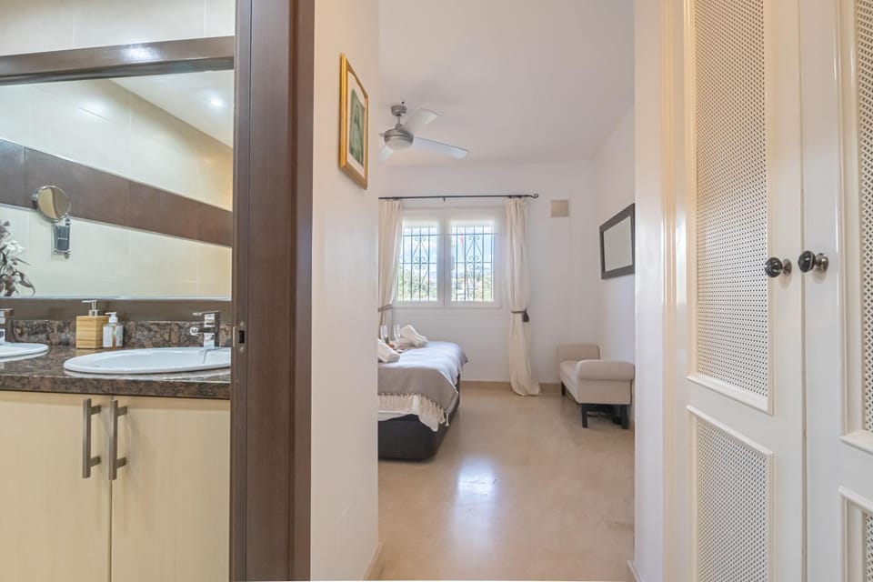 Bed, Bathroom, Photo of the whole room, Bedroom, towels
