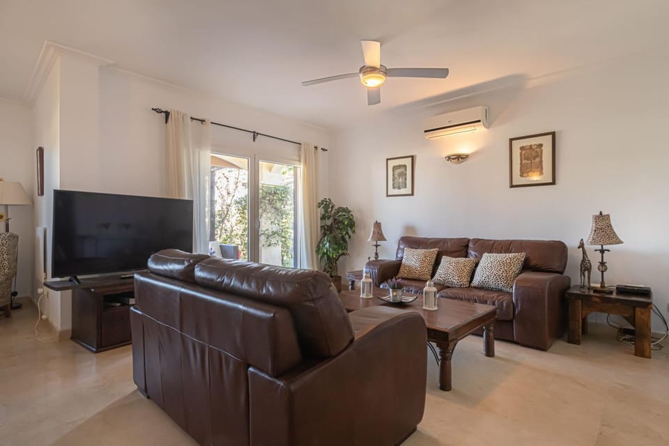 TV and multimedia, Living room, Seating area, Dining area, air conditioner