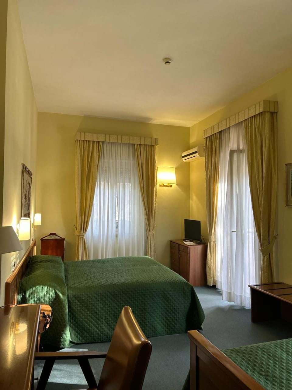 Bed, Photo of the whole room, Seating area, Bedroom