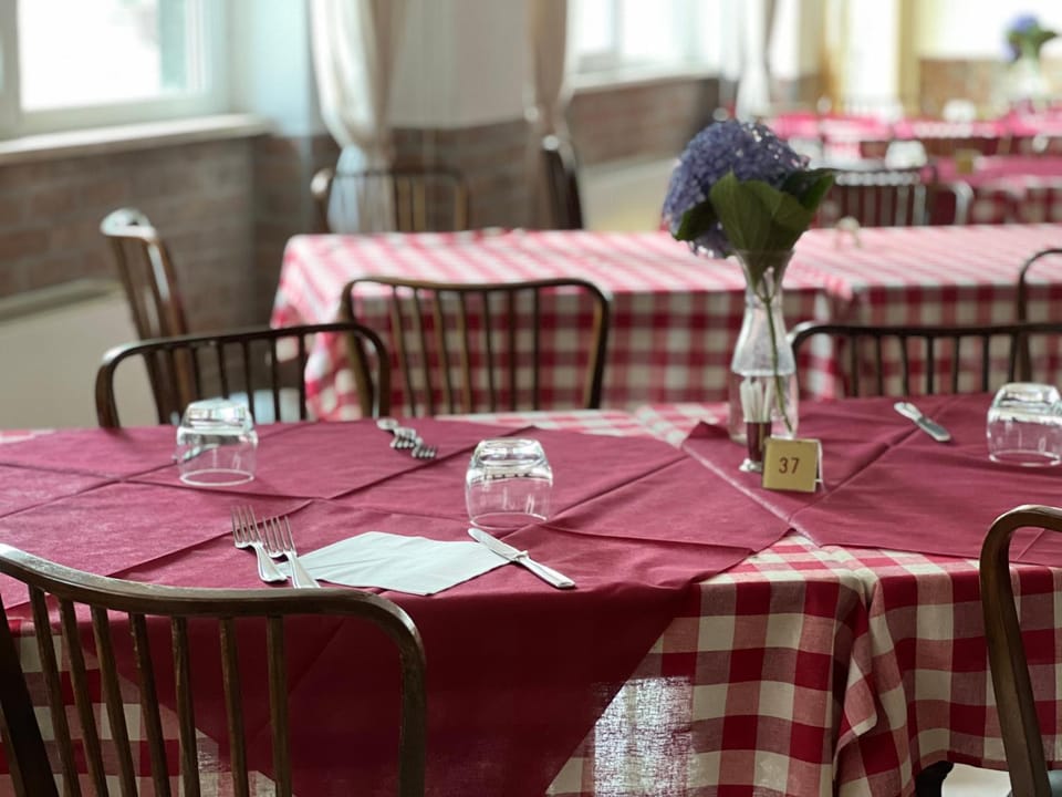 Restaurant/places to eat, Food and drinks, Banquet/Function facilities, Drinks