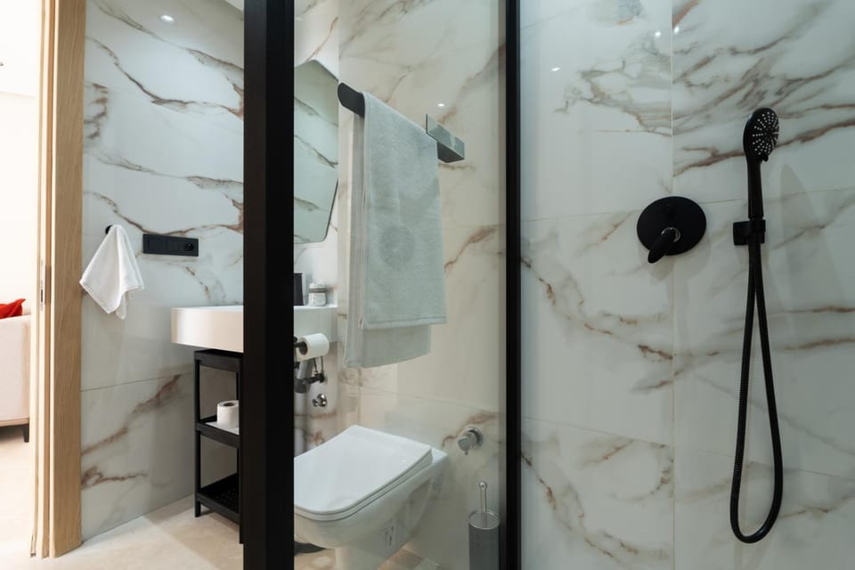 Shower, Toilet, Bathroom, towels