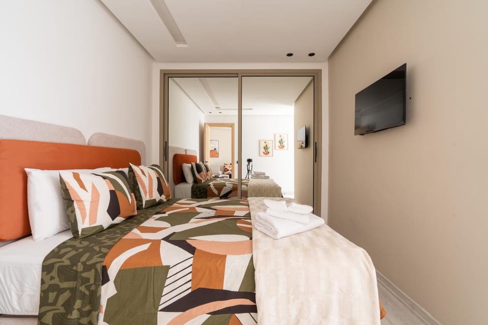 Bed, TV and multimedia, Photo of the whole room, Bedroom, heating, towels, wardrobe, air conditioner