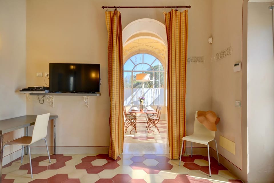 TV and multimedia, Living room, Seating area, Dining area