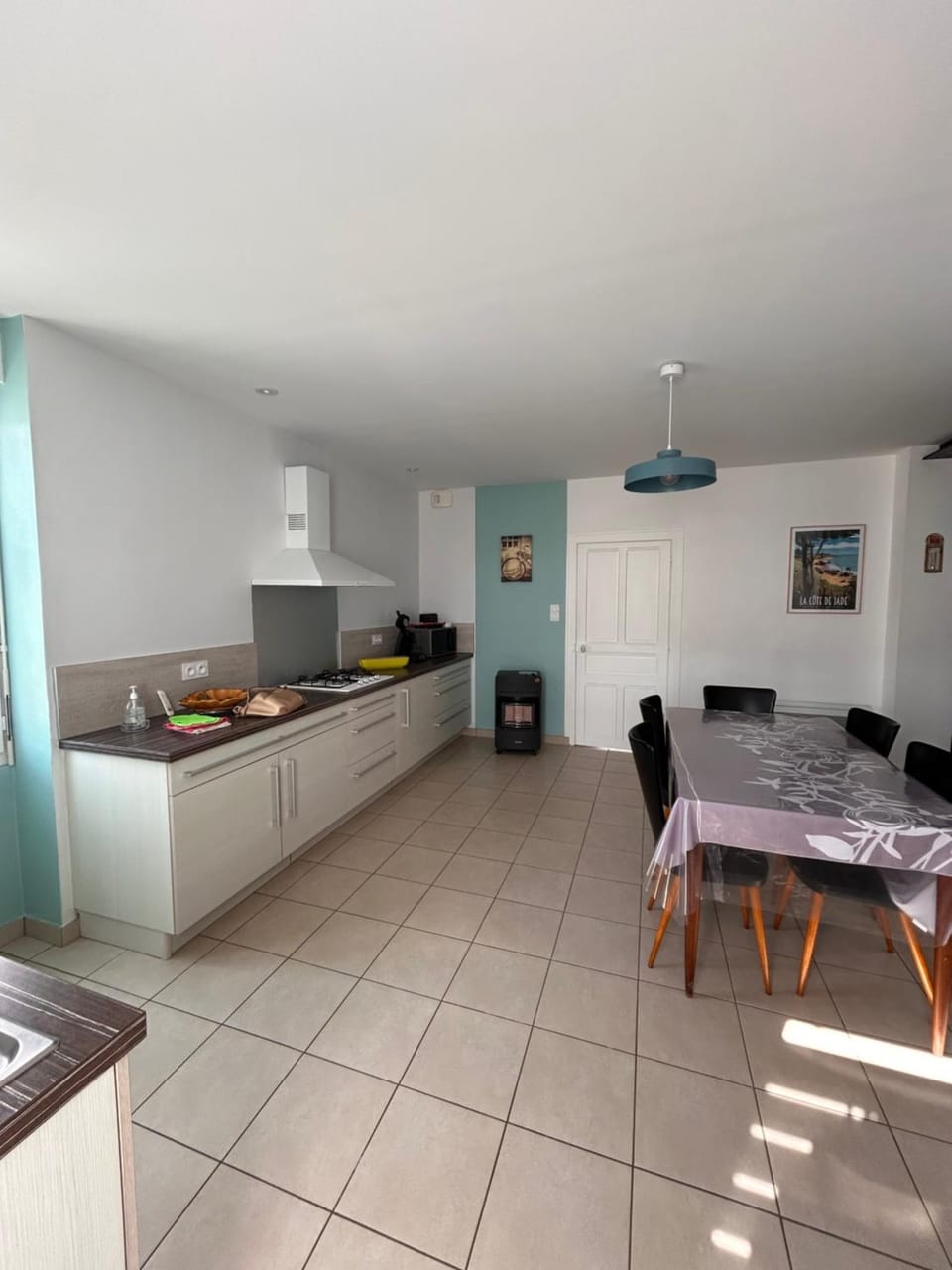 Kitchen or kitchenette, Dining area, stove