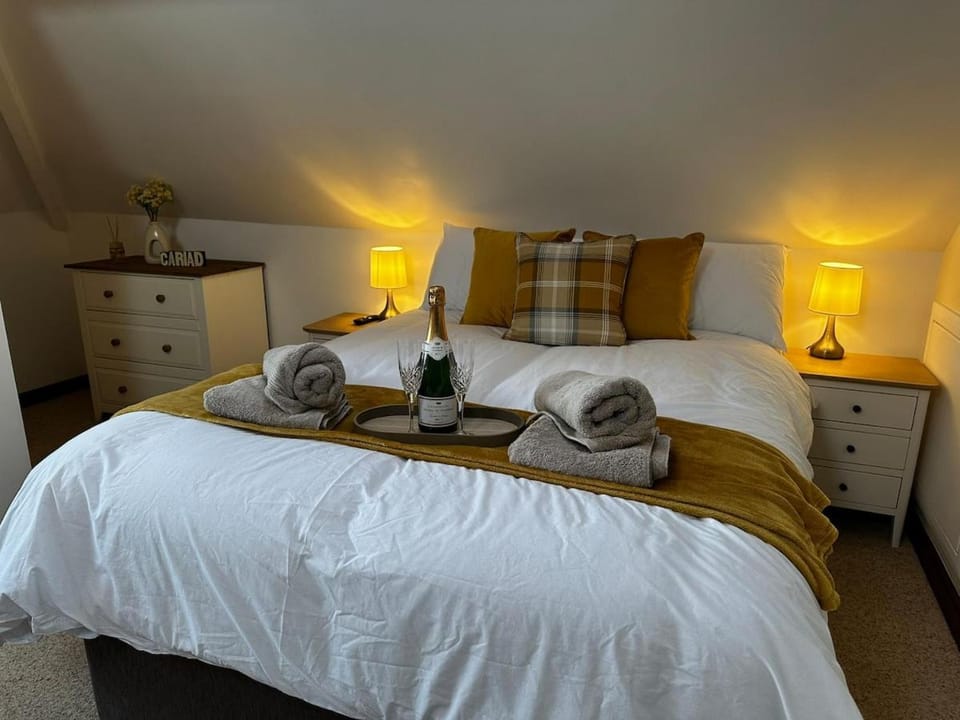 Bed, Bedroom, towels, wardrobe