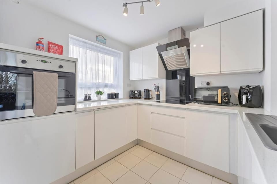 Coffee/tea facilities, Kitchen or kitchenette, oven, stove, toaster