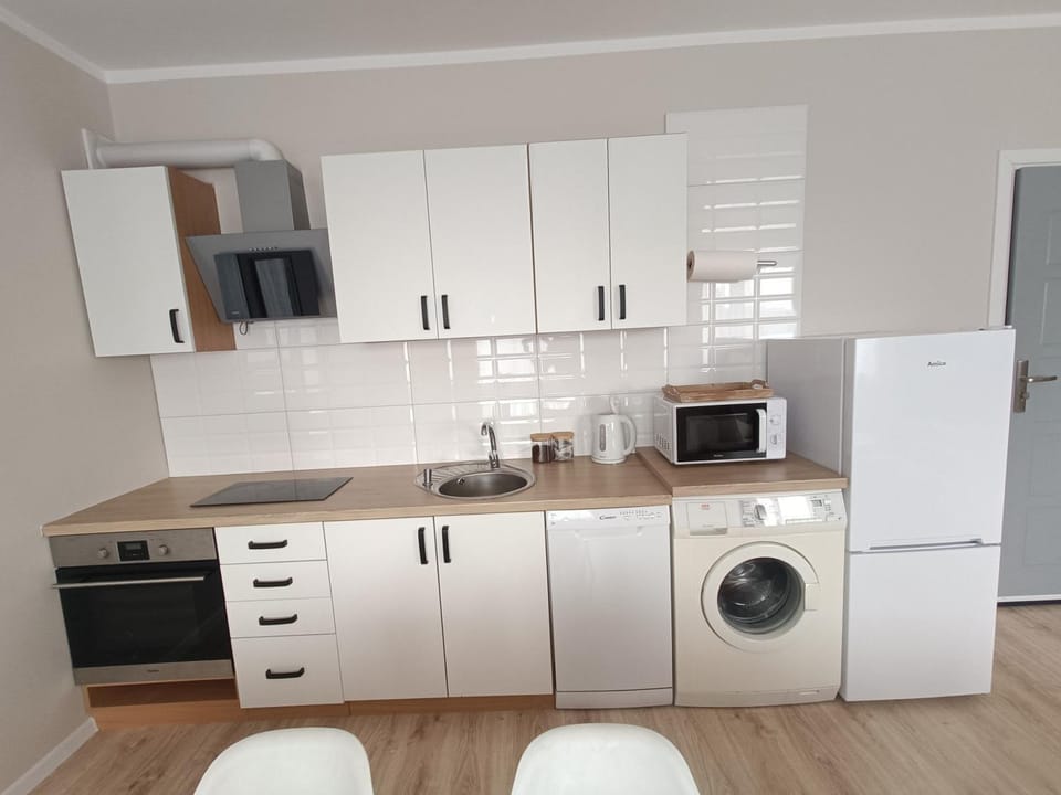 Coffee/tea facilities, Kitchen or kitchenette, dishwasher, microwave, stove, washing machine