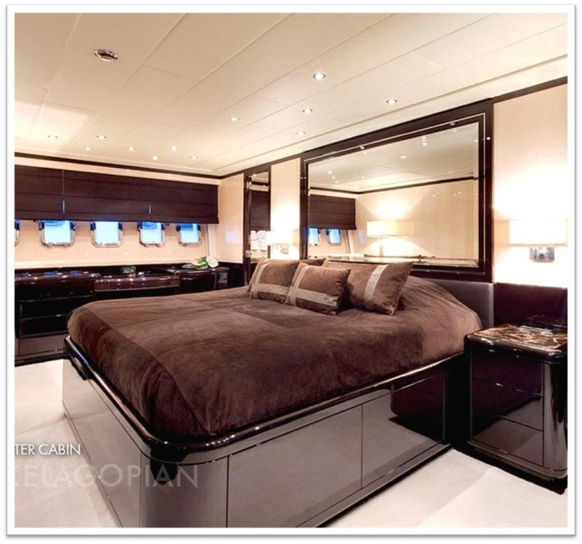 Bateau Mangusta 92 Docked boat in Cannes