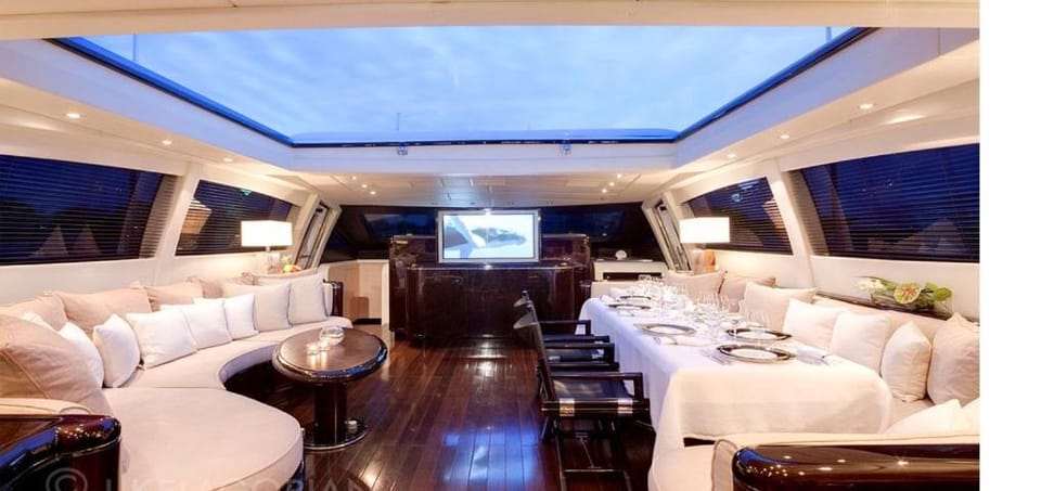 Bateau Mangusta 92 Docked boat in Cannes