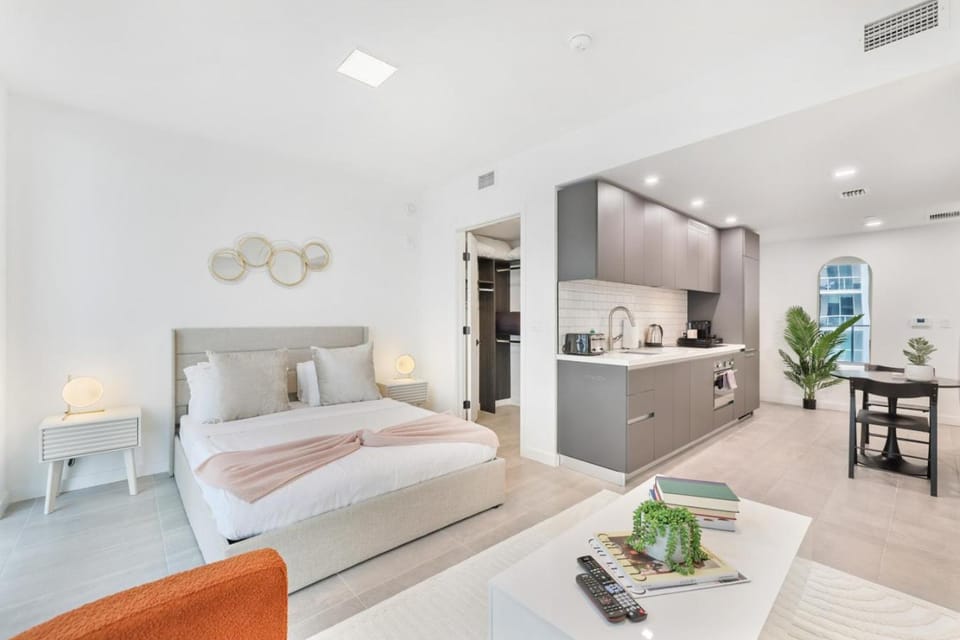 Designer Studio Downtown Miami with Rooftop Pool and Gym Apartment in Miami