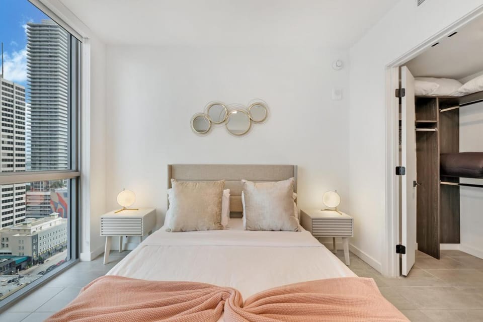 Designer Studio Downtown Miami with Rooftop Pool and Gym Apartment in Miami