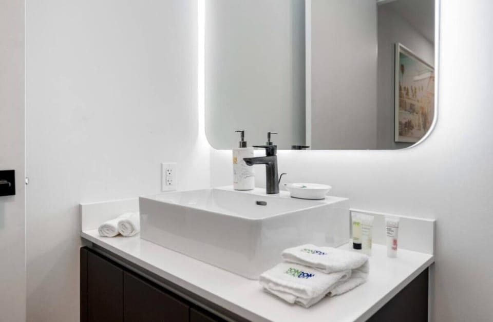 Modern Luxe Studio in Downtown Miami with Rooftop Pool and Gym Apartment in Miami
