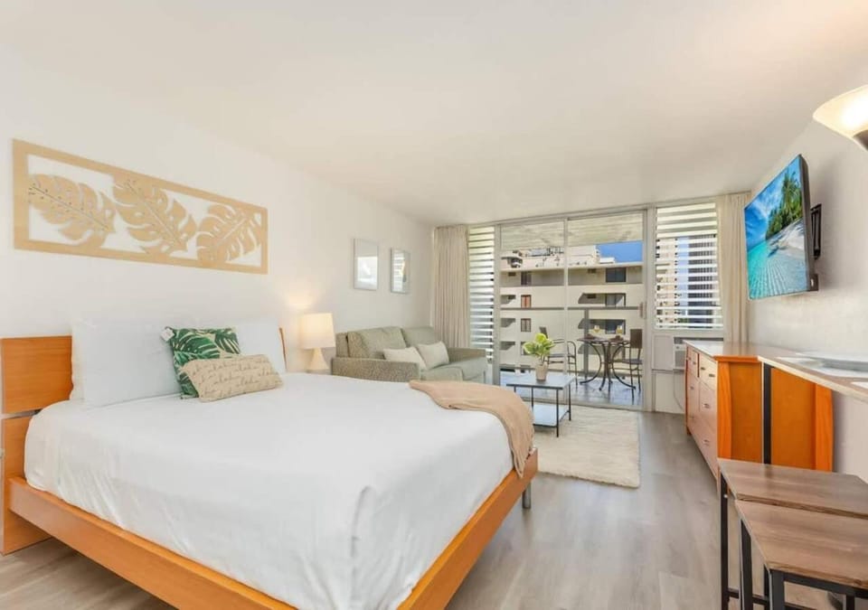 Bed, TV and multimedia, View (from property/room), Living room, Photo of the whole room, Seating area, Bedroom