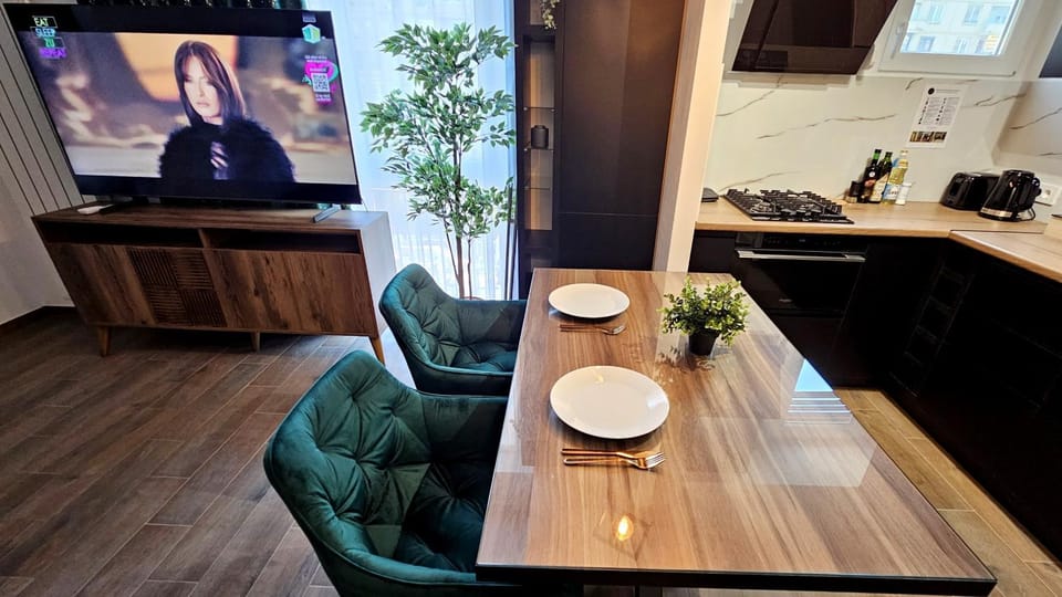 TV and multimedia, Coffee/tea facilities, Kitchen or kitchenette, Living room, Seating area, Dining area, stove, toaster