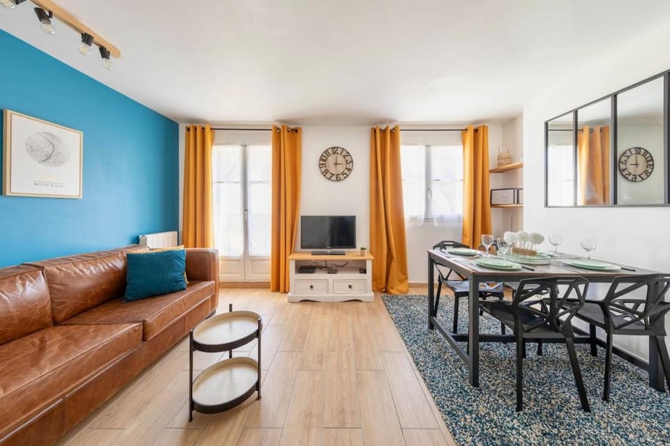 Communal lounge/ TV room, Living room, Dining area