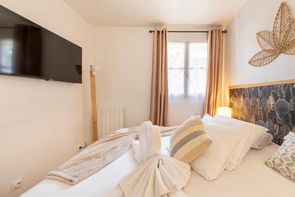 Bed, TV and multimedia, Bedroom