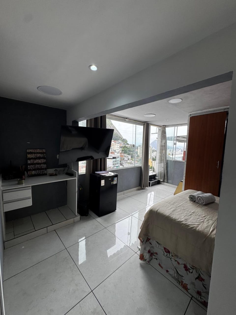 Communal lounge/ TV room, Bed, TV and multimedia, Living room, Photo of the whole room, Seating area, Bedroom
