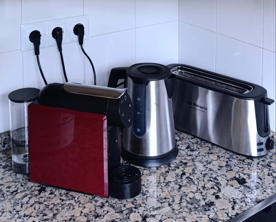 Coffee/tea facilities, toaster