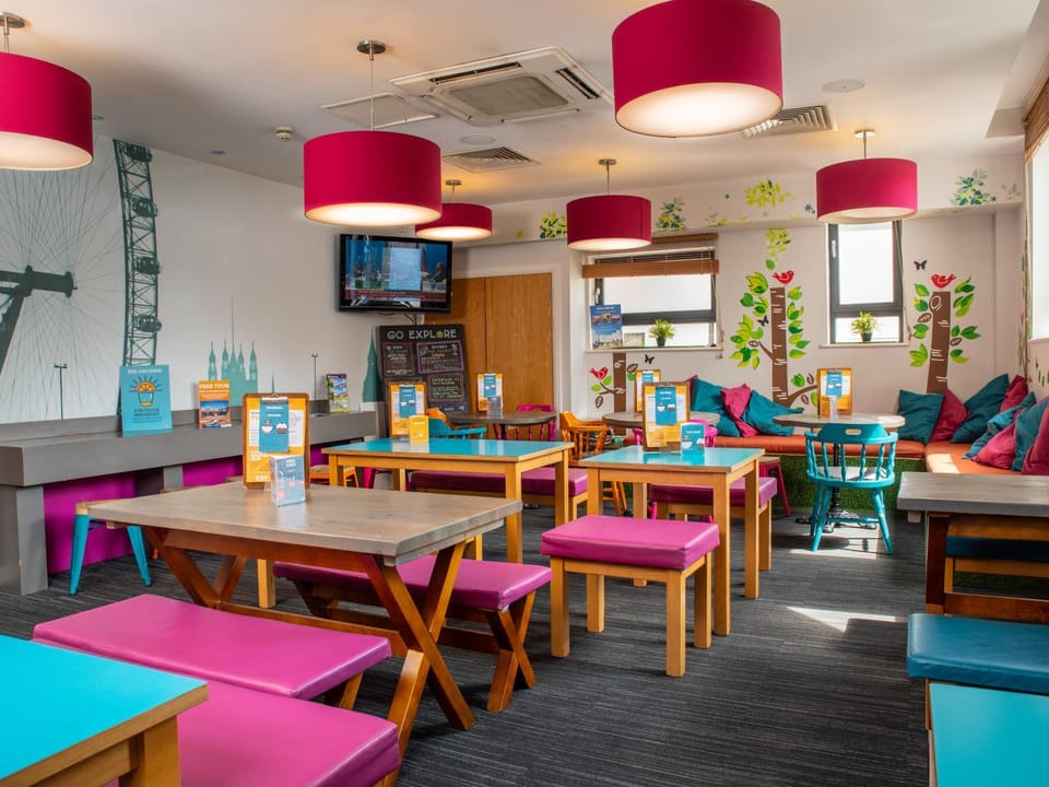Restaurant/places to eat, Seating area