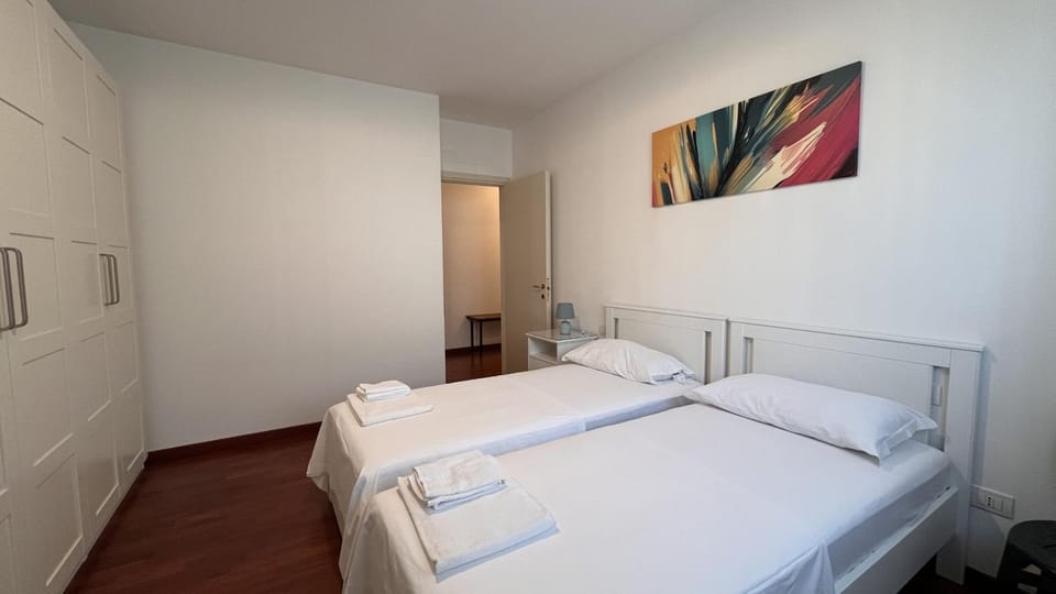 Bed, Photo of the whole room, towels, wardrobe