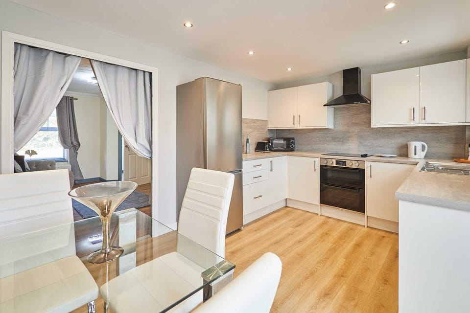 Kitchen or kitchenette, Living room, Seating area, Dining area, oven, stove