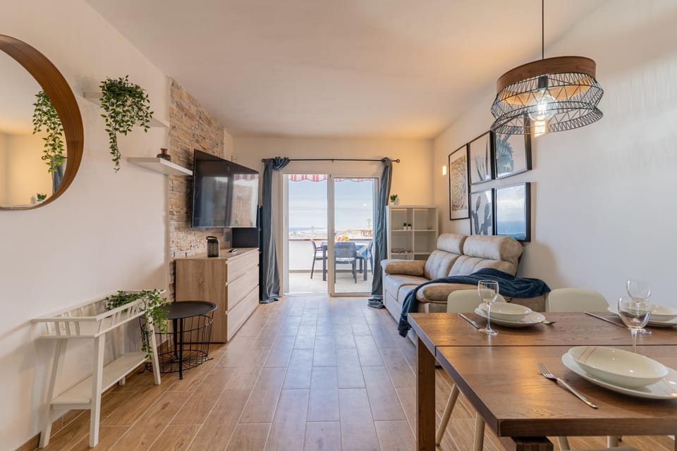TV and multimedia, Kitchen or kitchenette, Living room, Seating area, Dining area