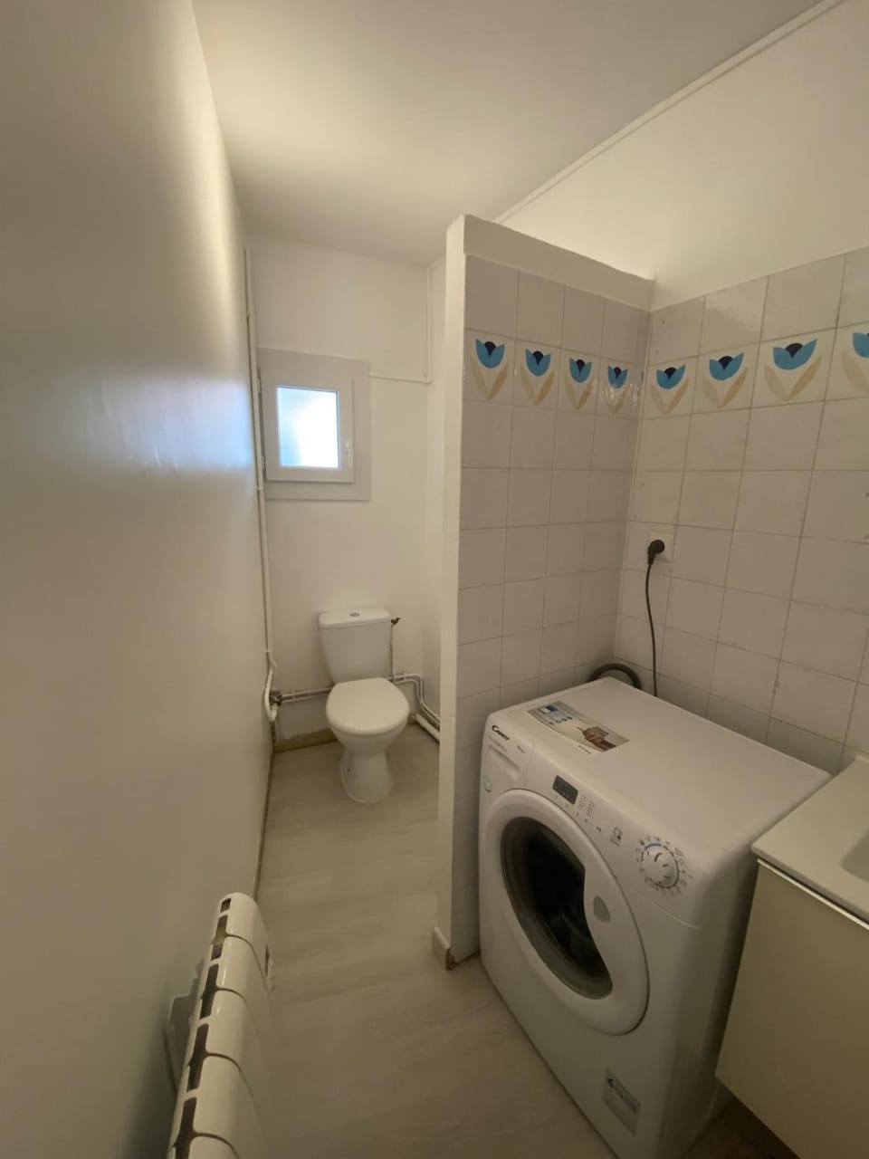 Toilet, Bathroom, towels, washing machine