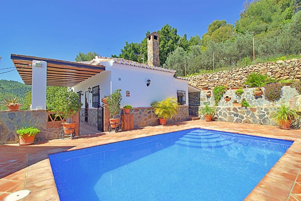 Property building, Day, Swimming pool