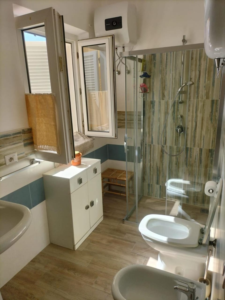 Shower, Toilet, Bathroom, bidet, towels