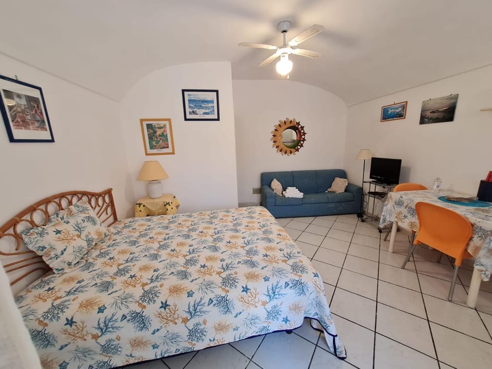 Bed, TV and multimedia, Living room, Seating area, Dining area