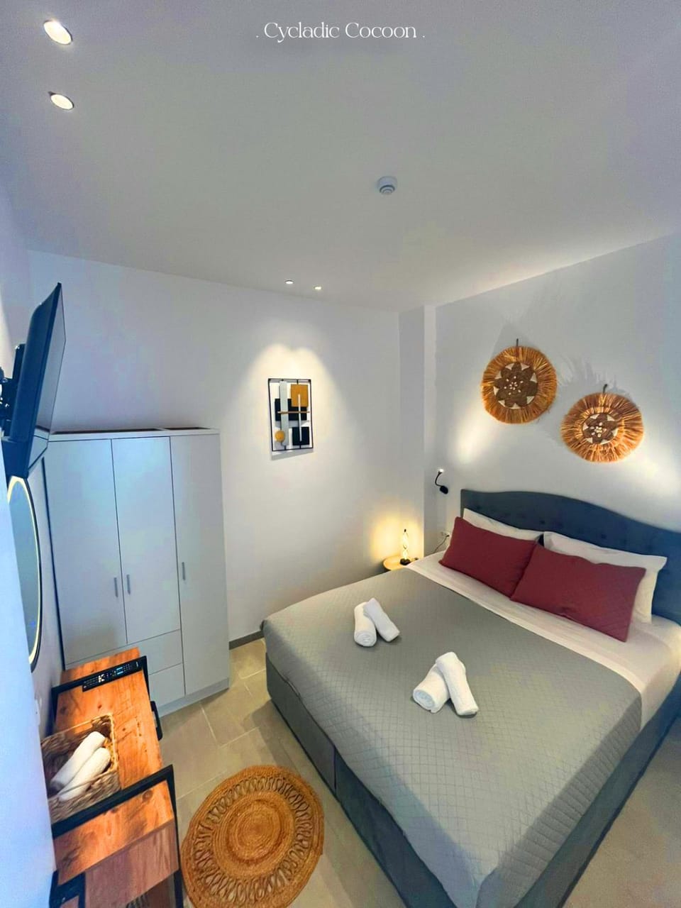 Bed, TV and multimedia, Photo of the whole room, Bedroom, towels, wardrobe