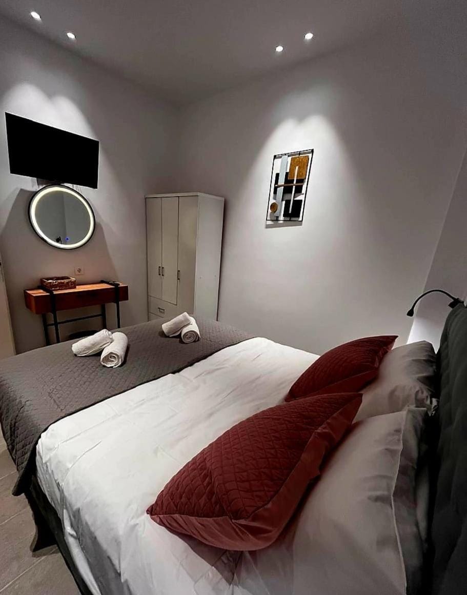 Bed, TV and multimedia, Bedroom, wardrobe