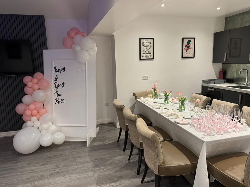 Kitchen or kitchenette, Food and drinks, Dining area, Food, oven