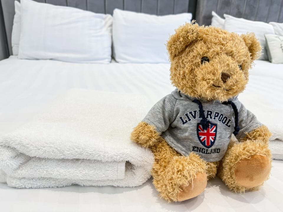 Bed, Bedroom, towels