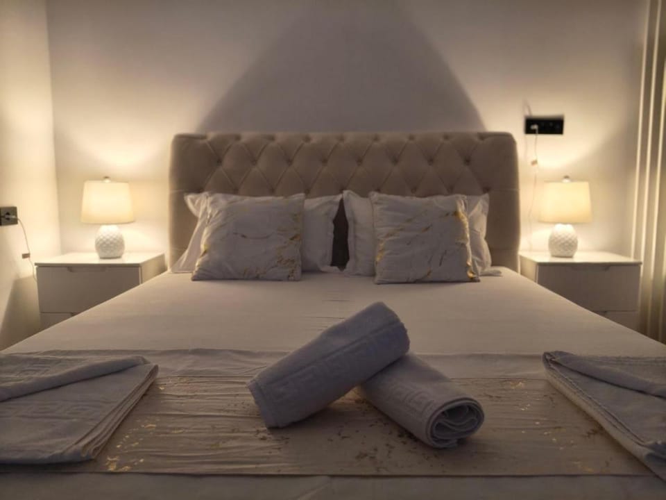 Seating area, Bedroom, towels