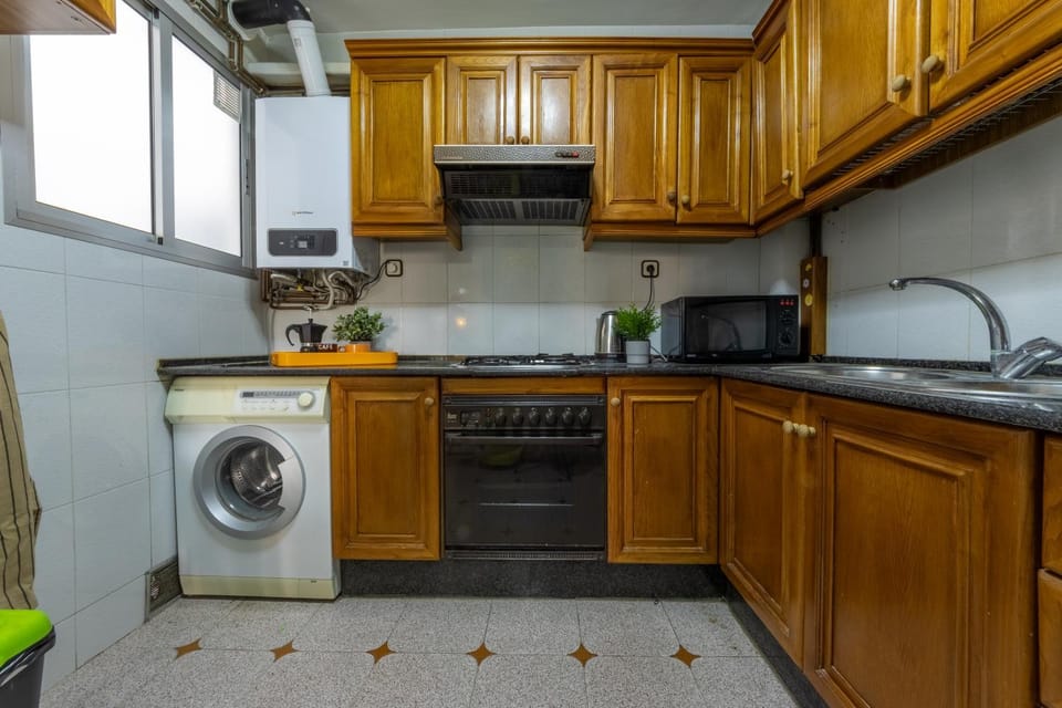 Kitchen or kitchenette, oven, washing machine