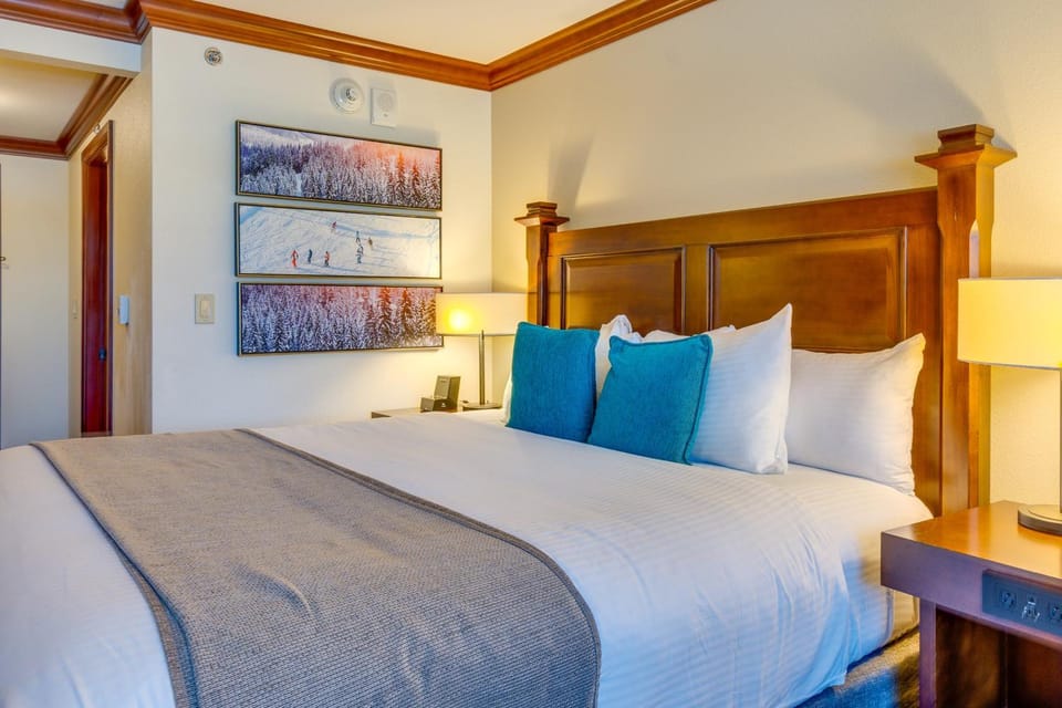 Everline Resort Studio w/ Luxury Resort Perks Apartment in Palisades Tahoe (Olympic Valley)