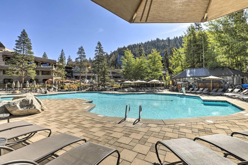 Everline Resort Studio w/ Luxury Resort Perks Apartment in Palisades Tahoe (Olympic Valley)