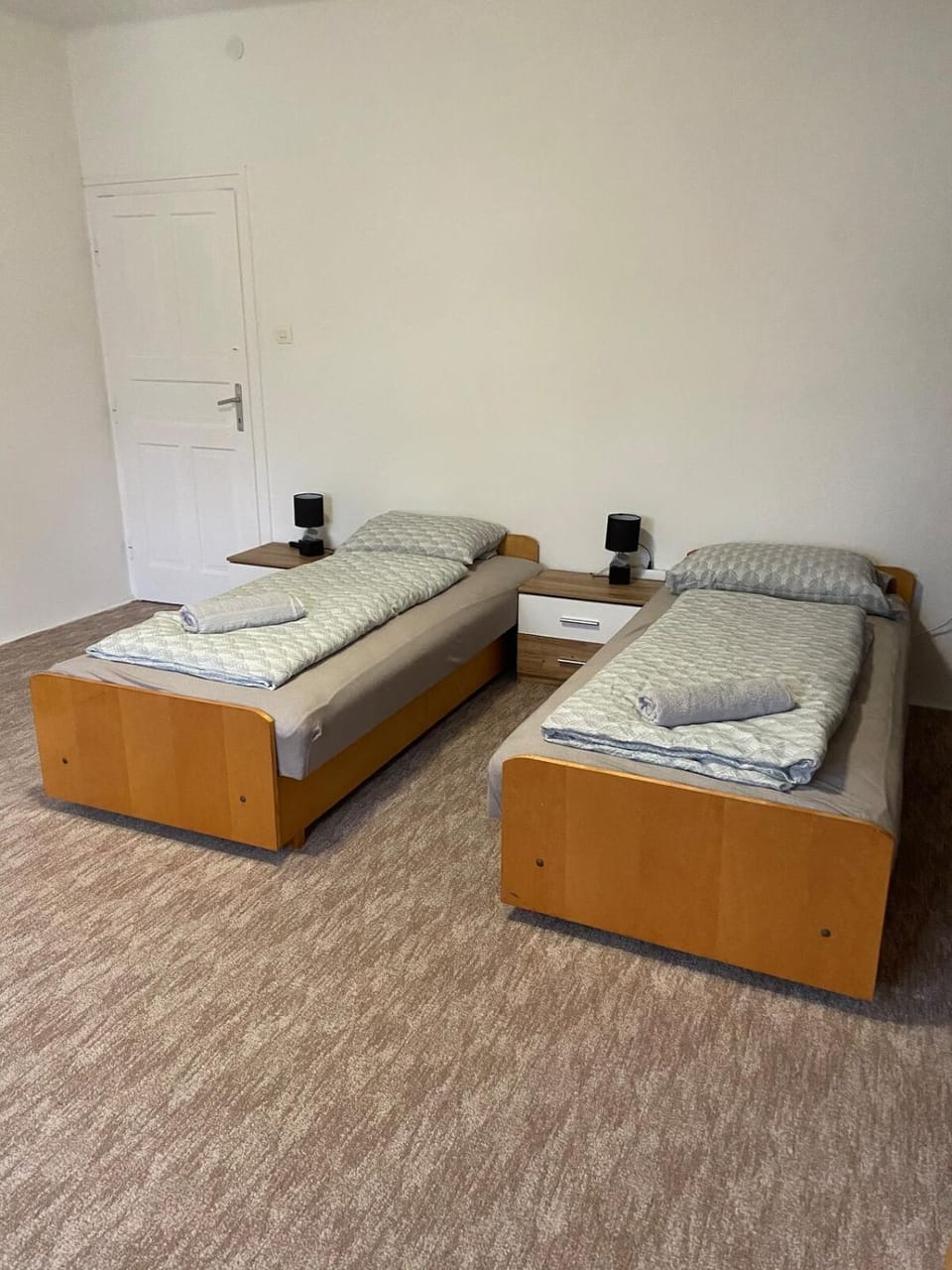 Bed, towels