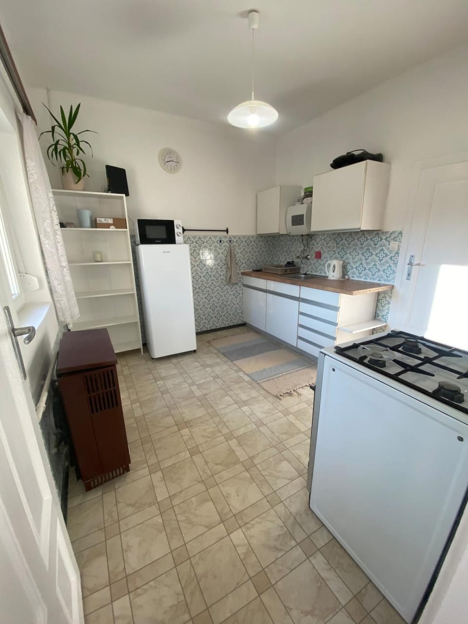 Kitchen or kitchenette, oven, pet friendly, stove