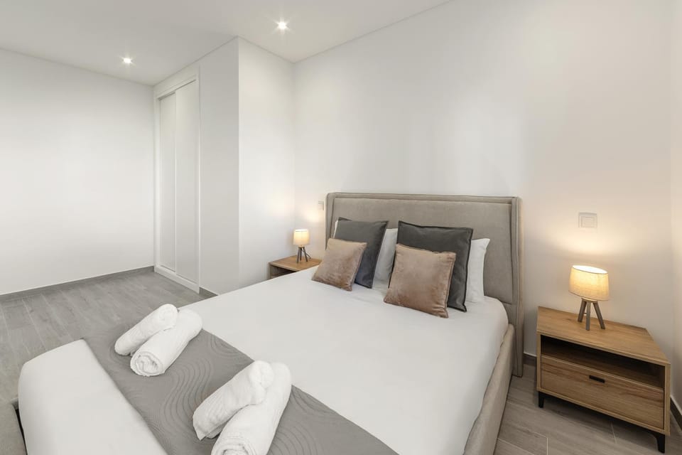 Bed, Bedroom, towels