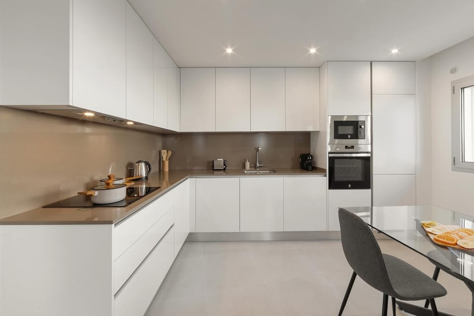 Coffee/tea facilities, Dining area, dishwasher, oven, stove, toaster