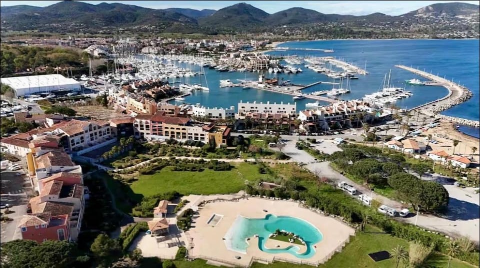 Bain De Soleil refait à neuf, bord de plage et piscine, proche de Saint Tropez Apartment in Gassin