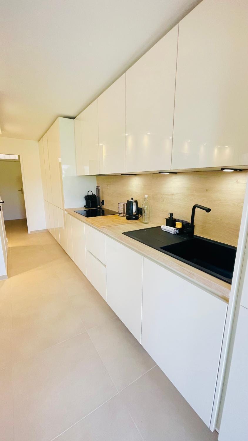 Coffee/tea facilities, Kitchen or kitchenette, stove, toaster