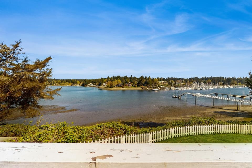 Rosewater Cottage House in Bainbridge Island