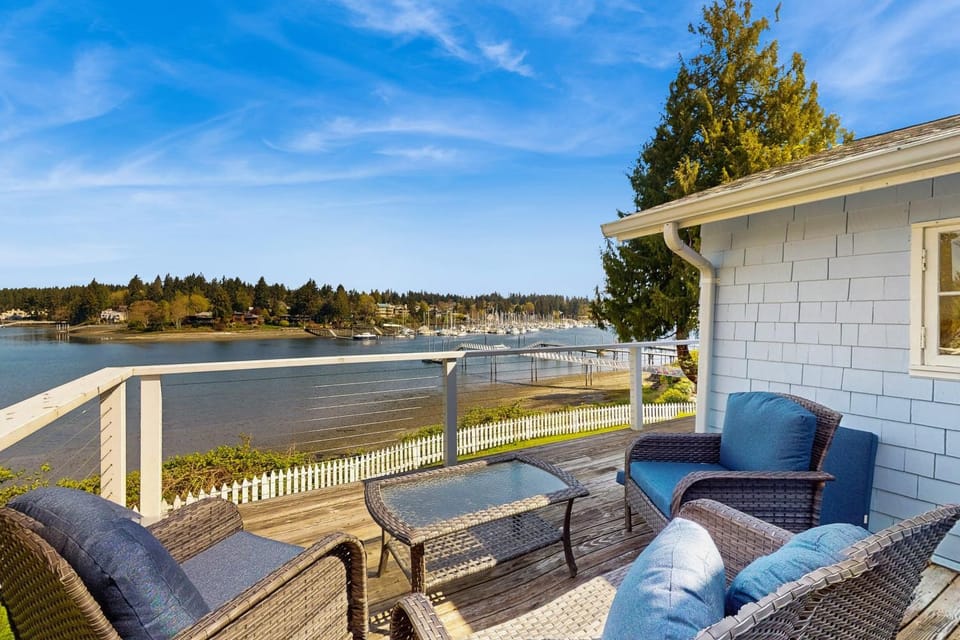 Rosewater Cottage House in Bainbridge Island